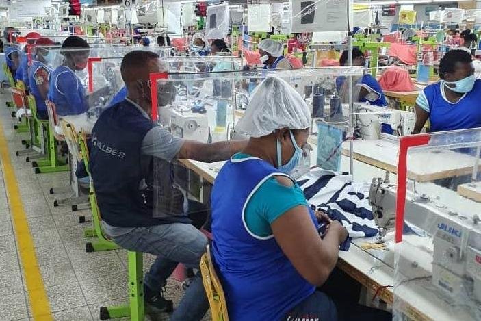 Le Choc des 1 000 Gourdes : Une Décision Gouvernementale qui Enflamme le Secteur de la Sous-Traitance en Haïti
